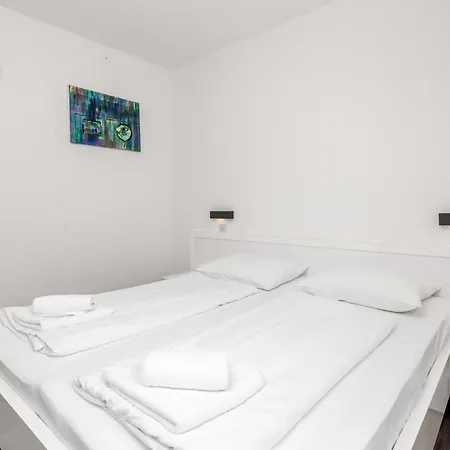 Gorgeous In With Kitchen Apartment *